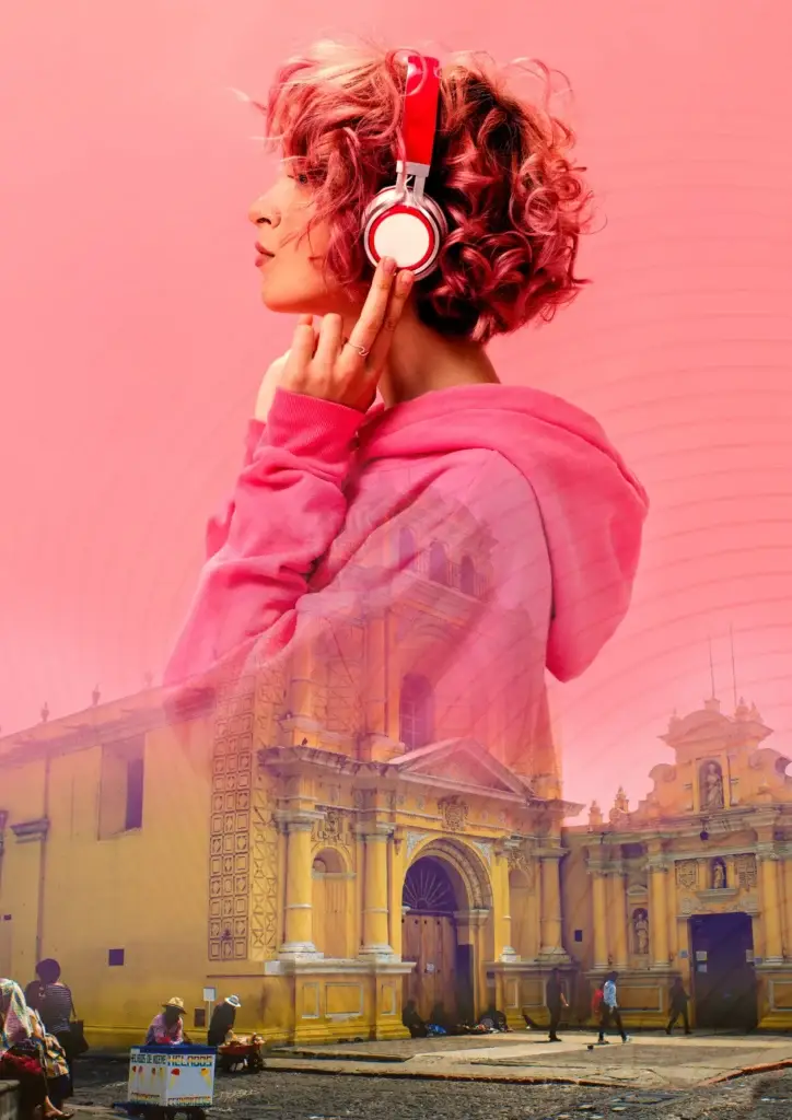 Una mujer joven con sus audiofonos, abajo vemos una ruina de antigua guatemala, es un anuncio para la audioguia gratuita Recorre Antigua para una audioguia gratuita llamada Recorre Antigua creada por yoshiro studio
