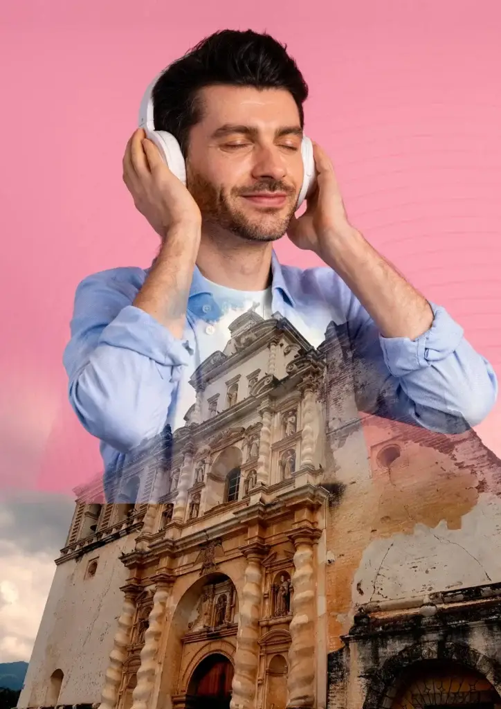 Imagen de un hombre joven escuchando con sus audifonos y con los ojos cerrados, abajo vemos una ruina de antigua guatemala. Es un anuncio para la audioguia Recorre Antigua para una audioguia gratuita llamada Recorre Antigua creada por yoshiro studio