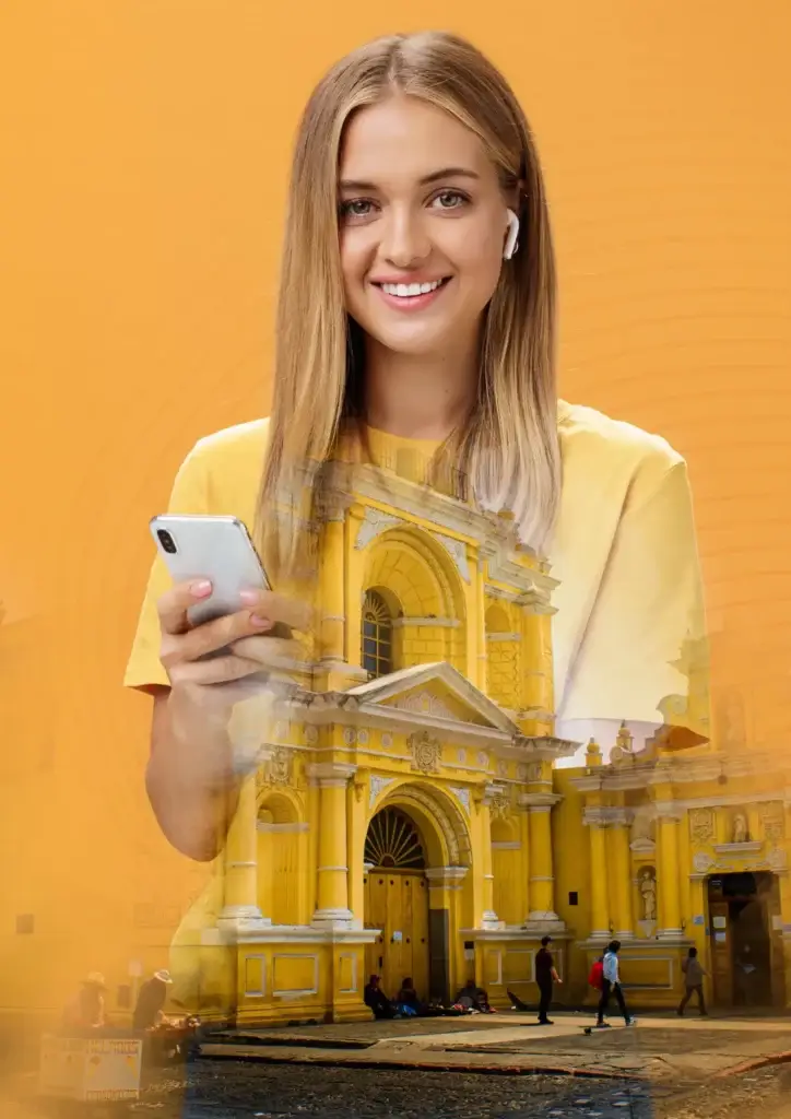 Mujer con su telefono en la mano y los audifonos en sus oidos. abajo vemos imagen de una iglesia de antigua guatemala. Es para una audioguia gratuita llamada Recorre Antigua creada por yoshiro studio