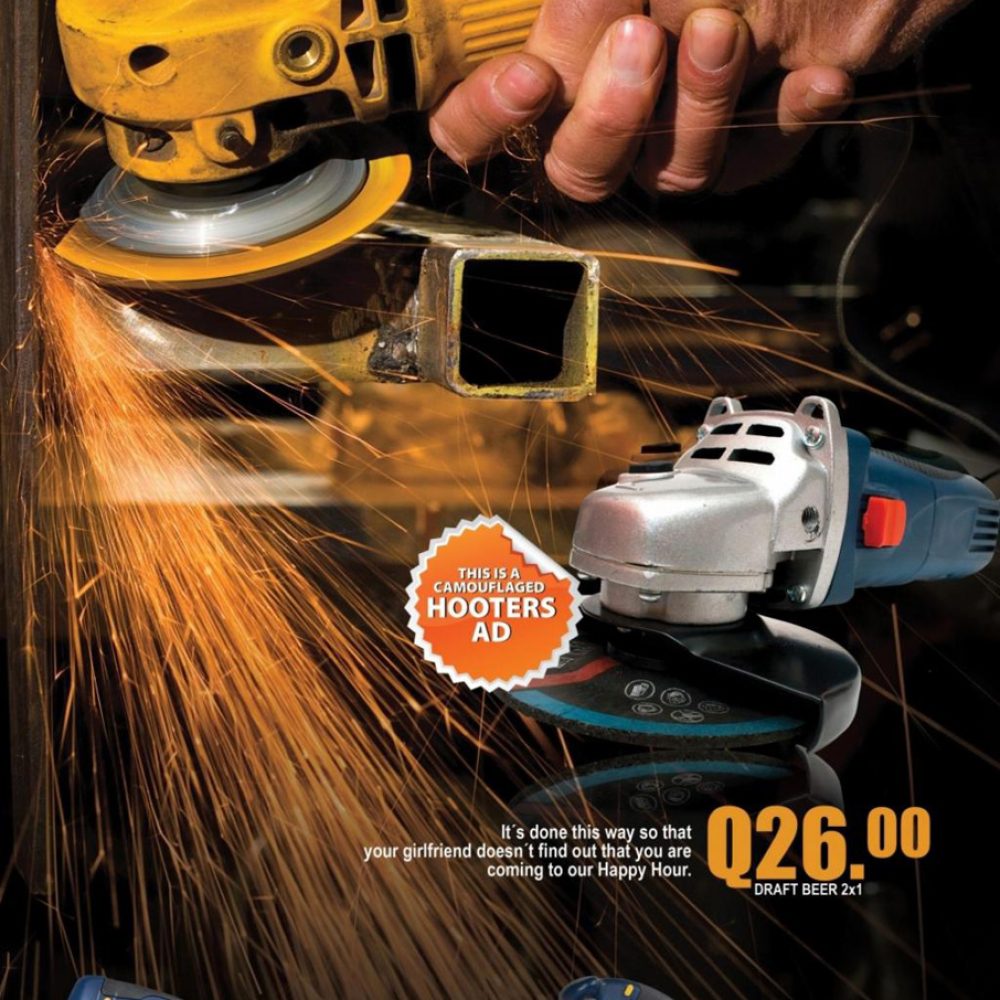 Imagen que muestra herramientas eléctricas en oferta. En el texto se lee que es un anuncio camuflado de hooters para que solo los hombres lo lean y puedan ir a hooters a disfrutar del happy hour.