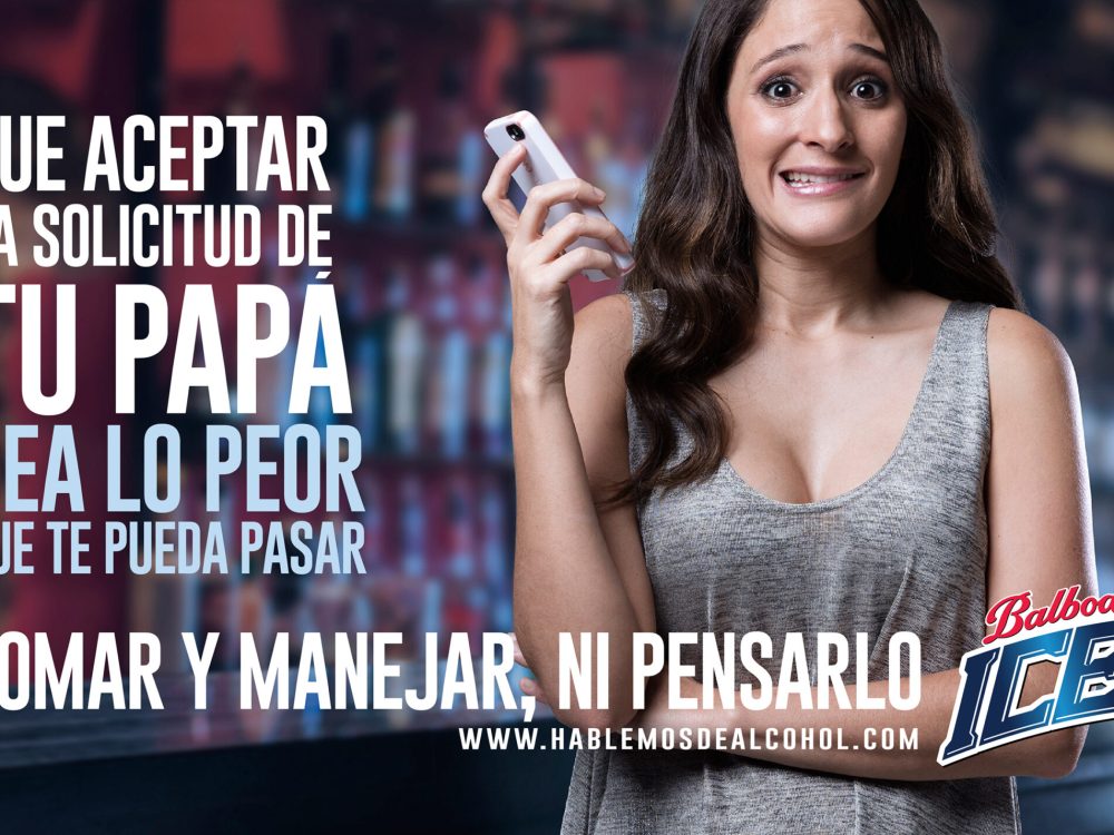 Imagen de una mujer joven con cara de preocupada mientras sostiene su celular. En texto dice: Que aceptar la solicitud de tu papá sea lo peor que te pueda pasar. Tomar y manejar ni pensarlo.